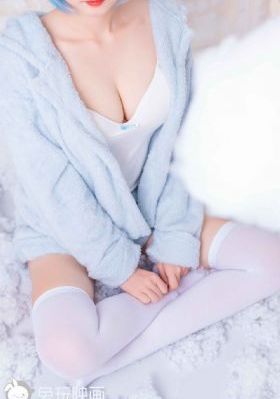 老头摸小雪的奶摸到舒服_720高清在线观看
